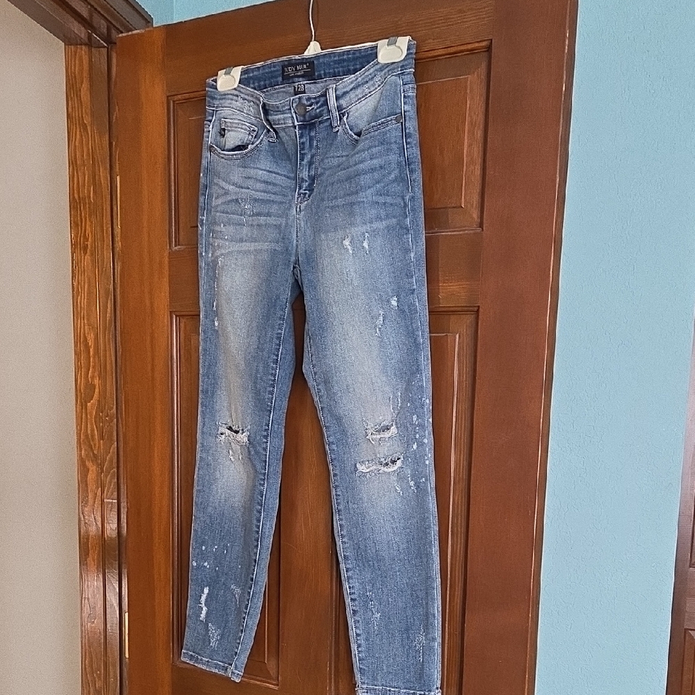 Judy Blue Light Blue Distressed. Straight Leg. Great Stretch